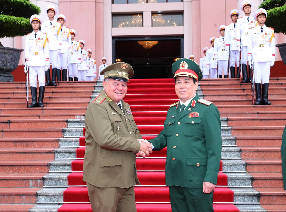 Đại tướng Lương Cường và Trung tướng Vicstor Rojo Ramos tại lễ đón. (Ảnh: Trọng Đức/TTXVN)