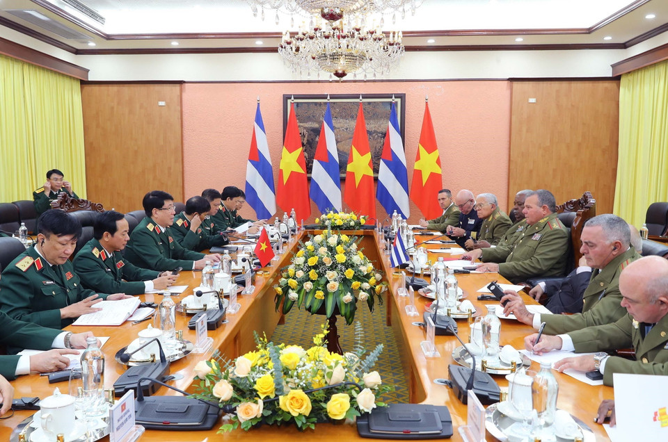 Đại tướng Lương Cường hội đàm với Trung tướng Vicstor Rojo Ramos. (Ảnh: Trọng Đức/TTXVN)