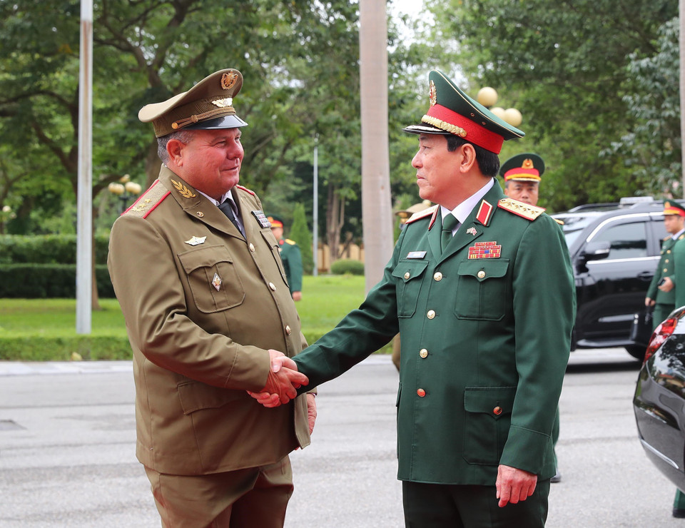 Sáng 5/12, tại Trụ sở Bộ Quốc phòng, Đại tướng Lương Cường, Ủy viên Bộ Chính trị, Chủ nhiệm Tổng cục Chính trị Quân đội Nhân dân Việt Nam đón và hội đàm với Trung tướng Vicstor Rojo Ramos, Ủy viên Trung ương Đảng, Chủ nhiệm Chính trị các Lực lượng vũ trang Cách mạng Cuba sang thăm chính thức Việt Nam và dự Triển lãm Quốc phòng quốc tế Việt Nam 2022. (Ảnh: Trọng Đức/TTXVN)