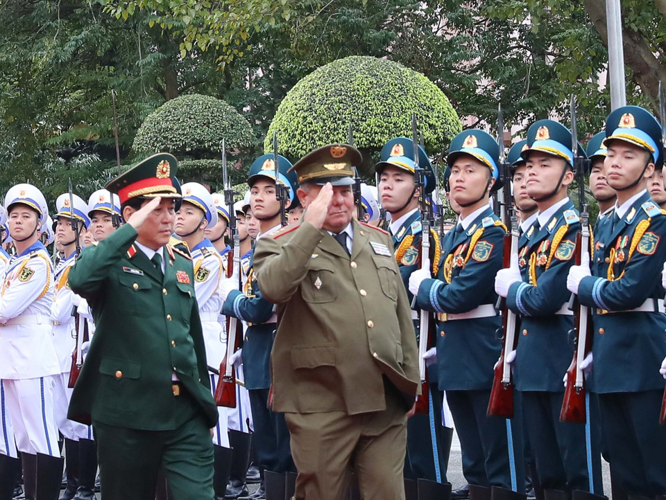 Đại tướng Lương Cường và Trung tướng Vicstor Rojo Ramos duyệt Đội danh dự Quân đội nhân dân Việt Nam. (Ảnh: Trọng Đức/TTXVN)