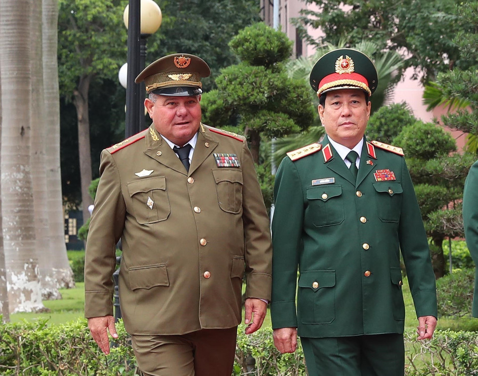 Đại tướng Lương Cường đón Trung tướng Vicstor Rojo Ramos. (Ảnh: Trọng Đức/TTXVN)