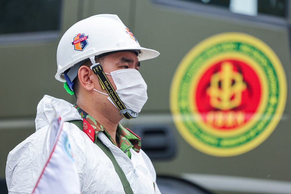  Lực lượng vũ trang Bộ Tư lệnh Thành phố cùng cán bộ chiến sỹ Tiểu đoàn Phòng hóa 38, Quân khu 7 và Lữ đoàn Phòng hóa 87, Binh chủng Hóa học (Bộ Quốc phòng) tiến hành phu khử khuẩn hóa chất Cloramin B (5%) bằng xe đặc chủng, xe tiêu tẩy đa năng. (Nguồn: Vietnam+)