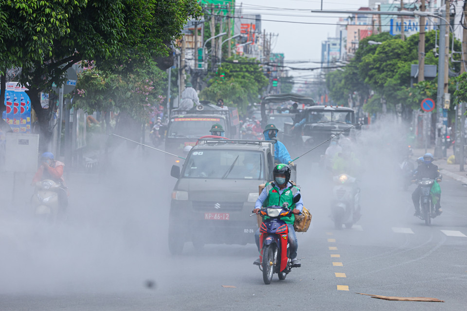 Mỗi ngày, lực lượng quân đội với xe chuyên dụng sẽ tiến hành phun khử khuẩn từ 2-4 đơn vị quận, huyện và thành phố Thủ Đức của Thành phố Hồ Chí Minh. (Nguồn: Vietnam+)