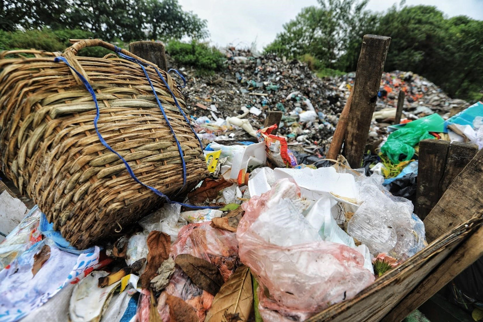 Bãi rác ứ đọng ở đây lâu ngày, ruồi nhặng bu đầy, gây mất vệ sinh môi trường. (Ảnh: Thành Đạt/TTXVN)