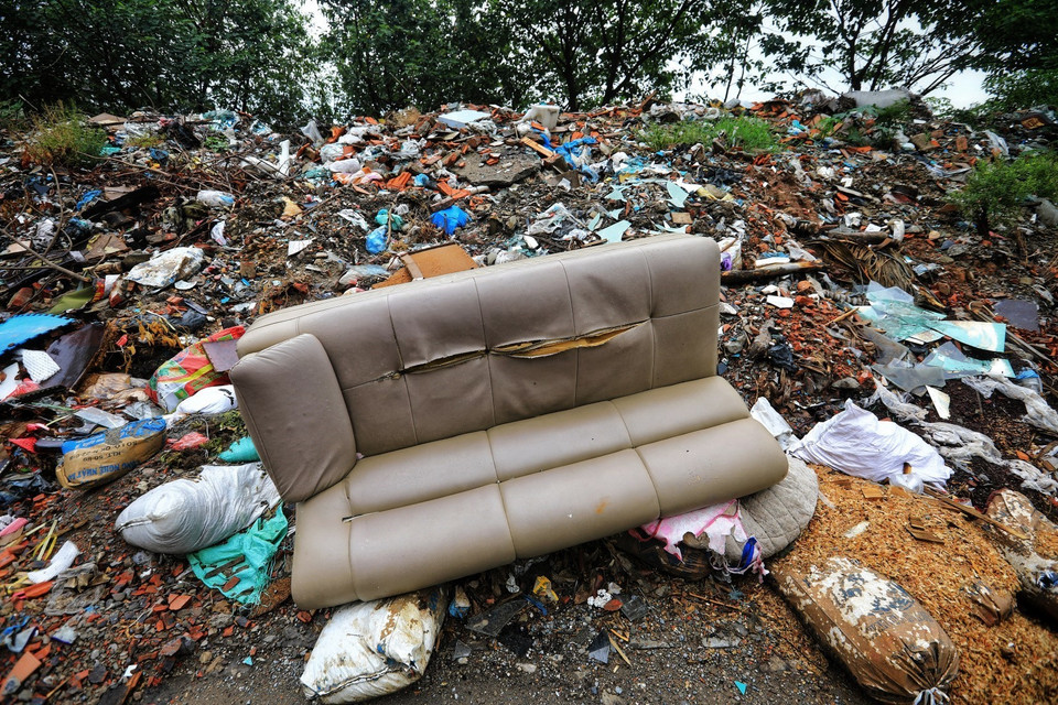 Người dân sống quanh khu vực cho biết tình trạng đổ trộm rác, đốt rác thải vẫn diễn ra hằng ngày. (Ảnh: Thành Đạt/TTXVN)