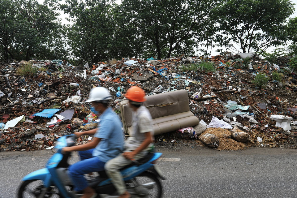 Tình trạng này đã diễn ra từ nhiều năm nhưng đến nay vẫn chưa có biện pháp khắc phục khiến người dân nơi đây vô cùng bức xúc. (Ảnh: Thành Đạt/TTXVN)