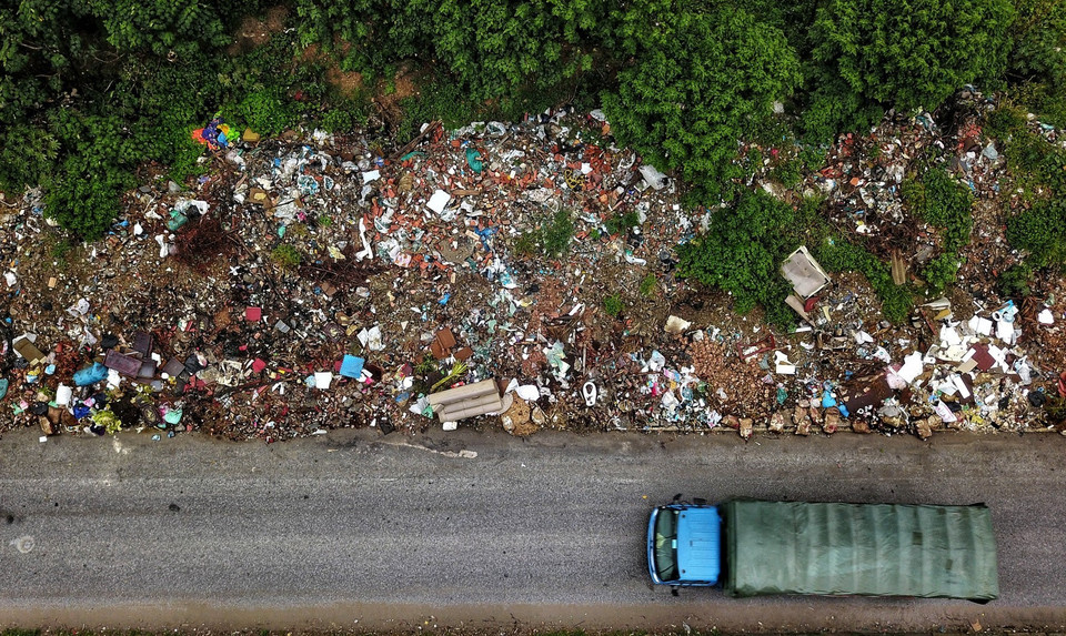 'Bãi rác khổng lồ' nằm dưới chân cầu vượt xã An Khánh (Hoài Đức, Hà Nội) nhìn từ trên cao. (Ảnh: Thành Đạt/TTXVN)