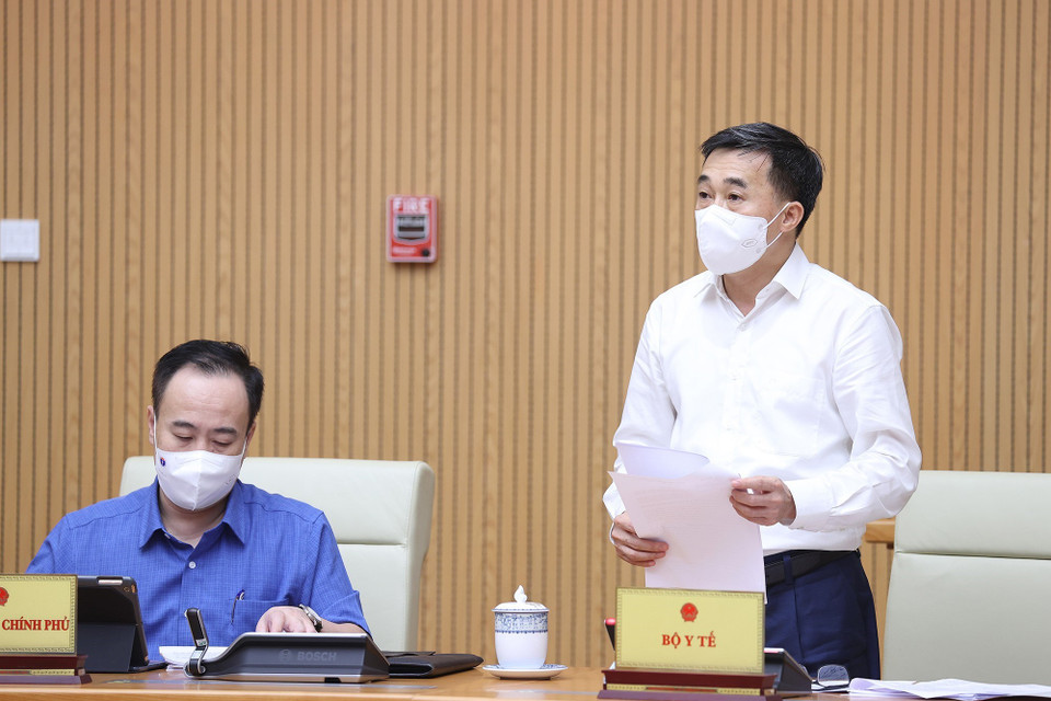 Thứ trưởng Bộ Y tế Trần Văn Thuấn báo cáo tiến độ sản xuất, thử nghiệm vaccine trong nước. (Ảnh: Dương Giang/TTXVN)