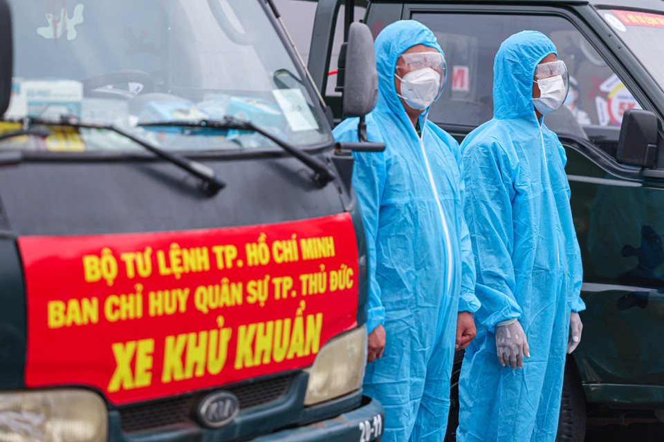 Tại các khu vực dân cư, khu vực phương tiện chuyên dụng cỡ lớn khó di chuyển, bộ đội hóa học và lực lượng vũ trang Bộ Tư lệnh Thành phố Hồ Chí Minh sẽ áp dụng các biện pháp và phương tiện phù hợp với đặc điểm tình hình tại địa bàn.(Nguồn: Vietnam+)