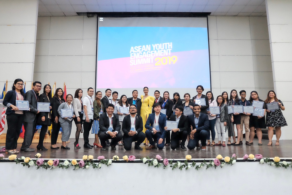 'Thùy nghĩ thử thách không tạo ra cơ hội cho bản thân. Nhưng nhờ thử thách sẽ giúp chúng ta trưởng thành và bản lĩnh hơn. Cuộc đời Thùy giống như một chuyến tàu, trước kia Thùy một mình vượt qua thử thách, còn bây giờ, Thùy muốn cùng các bạn, chúng ta hãy cùng nhau đi trên một hành trình, cùng nhau chinh phục những thử thách mới. Never give up! Good things take time (Không bao giờ bỏ cuộc. Những điều tốt đẹp cần thời gian để đạt được)' (Ảnh: Danah Pascual/Vietnam+) 