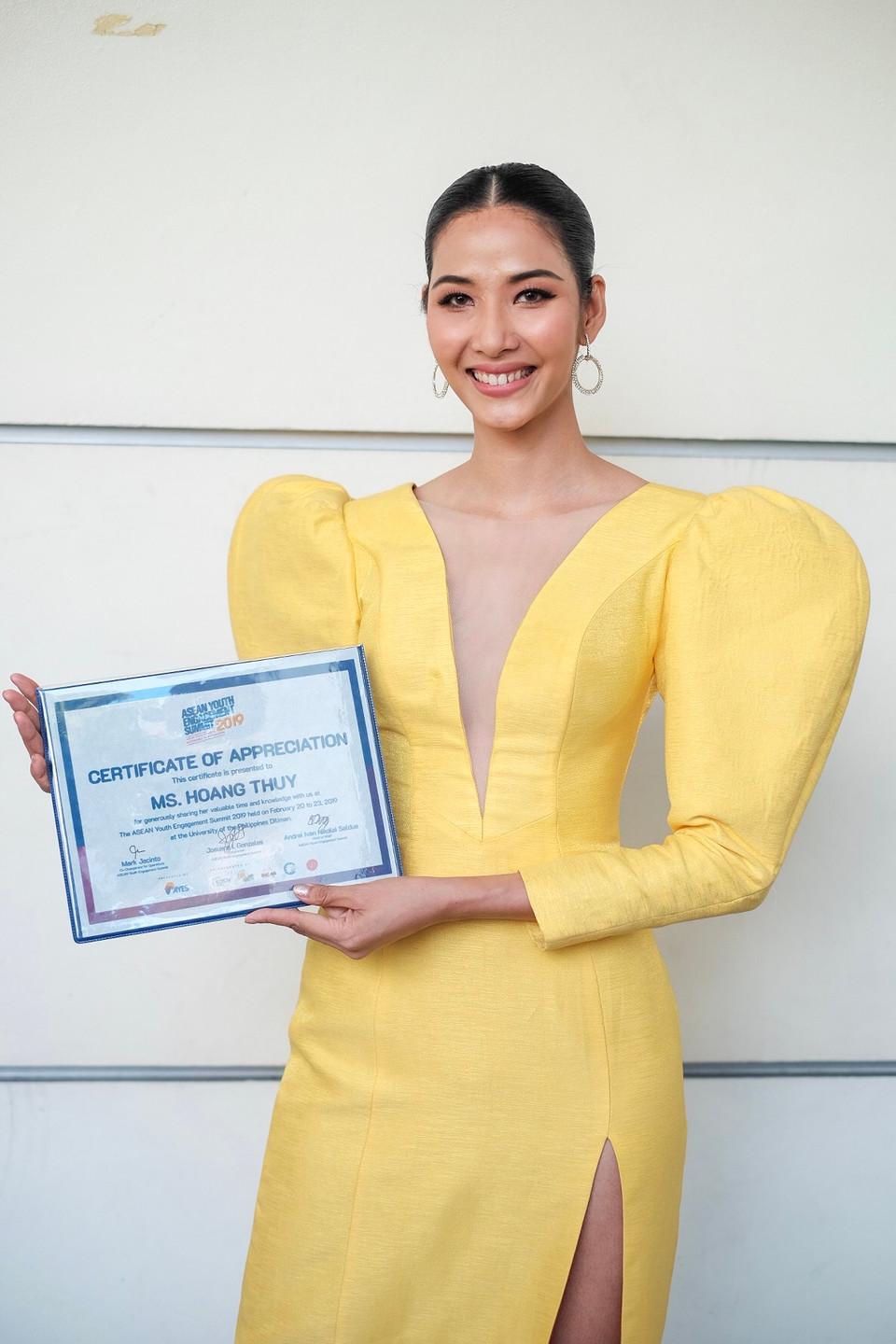 Sau đó về nước dùng chính kinh nghiệm ấy để huấn luyện, chia sẻ cho các cô gái trẻ có ước mơ giống như mình. (Ảnh: Danah Pascual/Vietnam+) 