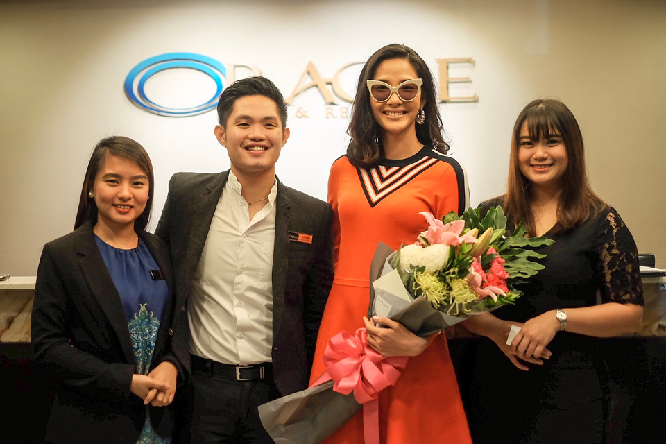 Trong ngày làm việc đầu tiên, cô được các đài truyền hình, báo lớn của Philippines phỏng vấn, như kênh PTV (Đài truyền hình quốc gia Philippines), TV5, Insquirer… (Ảnh: Danah Pascual/Vietnam+) 