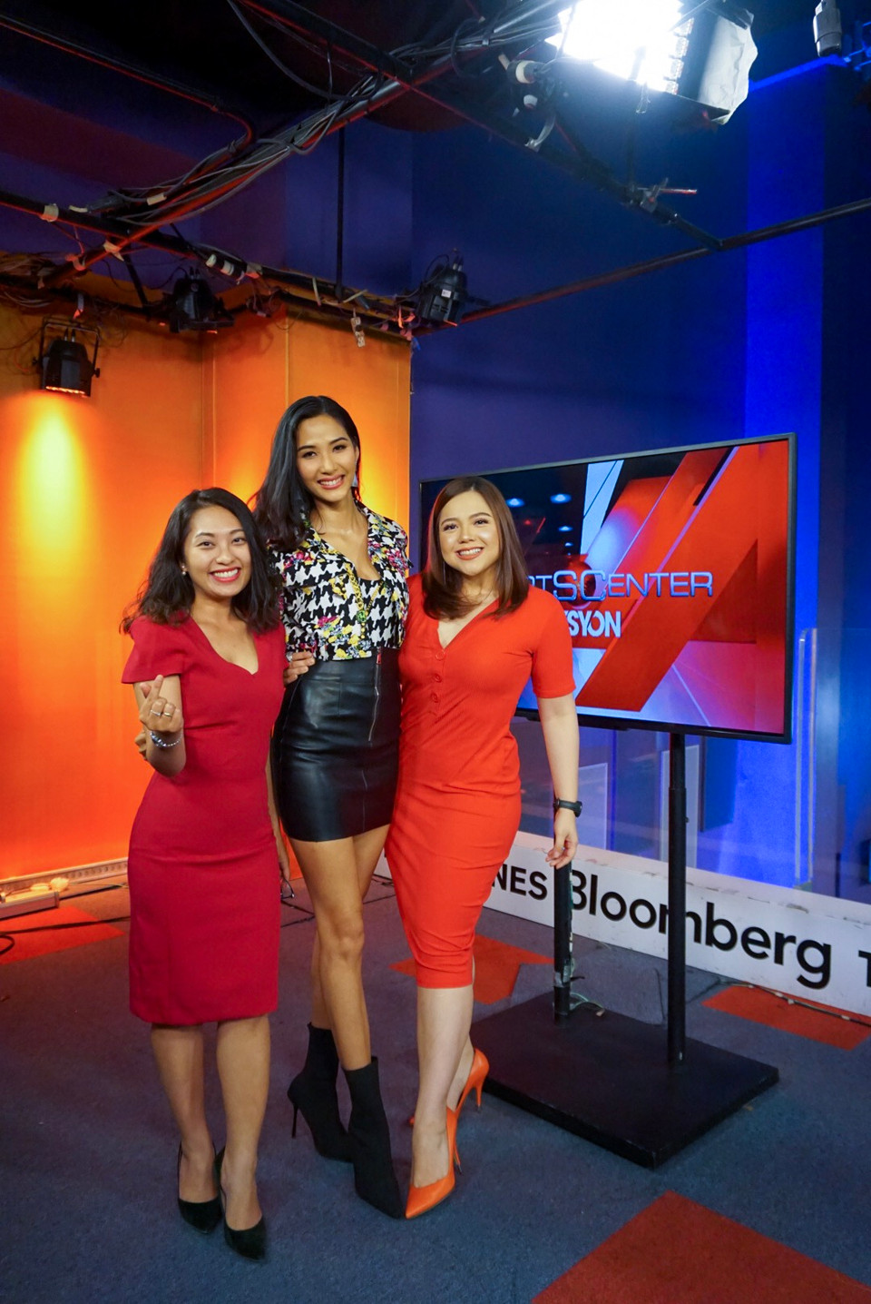 Hoàng Thùy với truyền thông Philippines. (Ảnh: Danah Pascual/Vietnam+) 