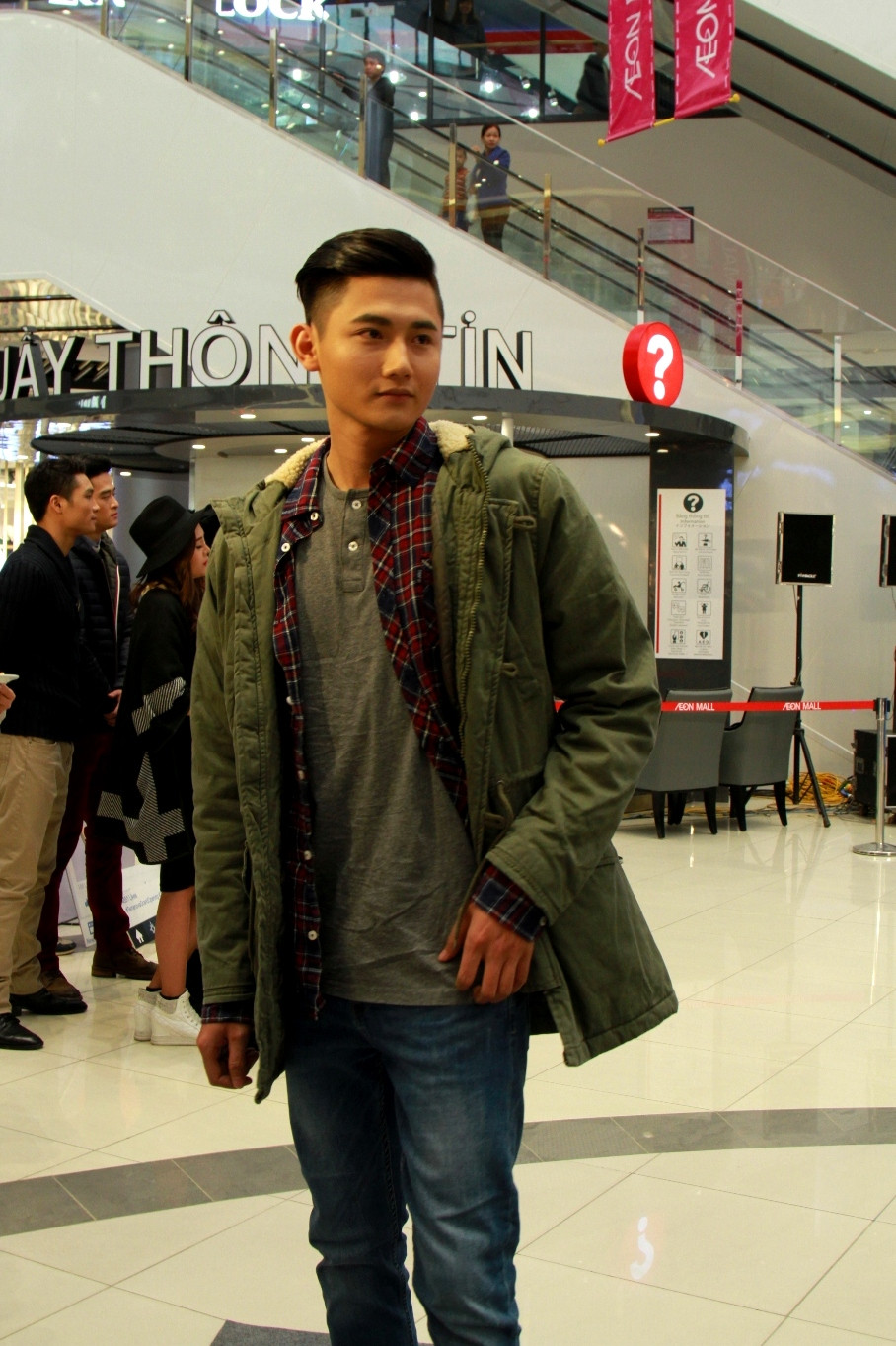 Các bộ sưu tập Thu Đông 2015 của hai hãng khá phong phú, từ những chiếc áo sweatshirt, áo khoác lông... (Ảnh: Xuân Mai/Vietnam+)