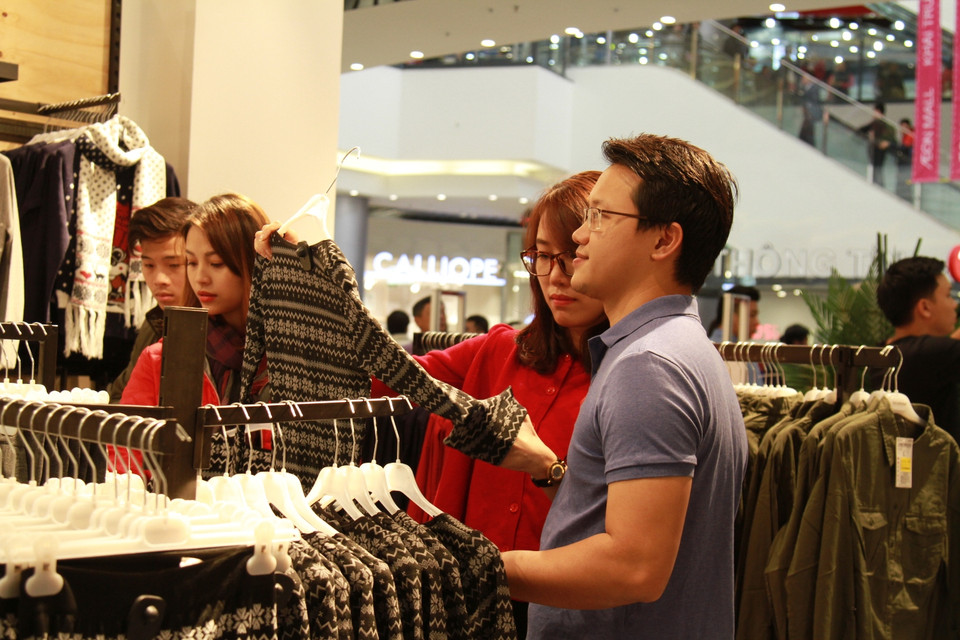 Các sản phẩm hàng hiệu bình dân có mức giá hợp túi tiền người tiêu dùng Việt Nam. (Ảnh: Xuân Mai/Vietnam+)