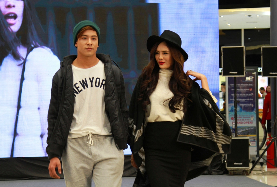 Các thiết kế mang đến những trải nghiệm mới mẻ cho những người yêu phong cách thời trang trẻ trung, phóng khoáng. (Ảnh: Xuân Mai/Vietnam+)