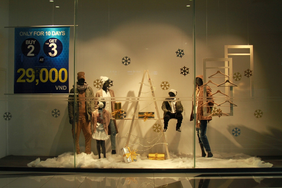 10 ngày sau lễ khai trương, mua hai sản phẩm, khách hàng sẽ được ưu đãi mua sản phẩm thứ ba với giá 29.000 đồng. (Ảnh: Xuân Mai/Vietnam+)