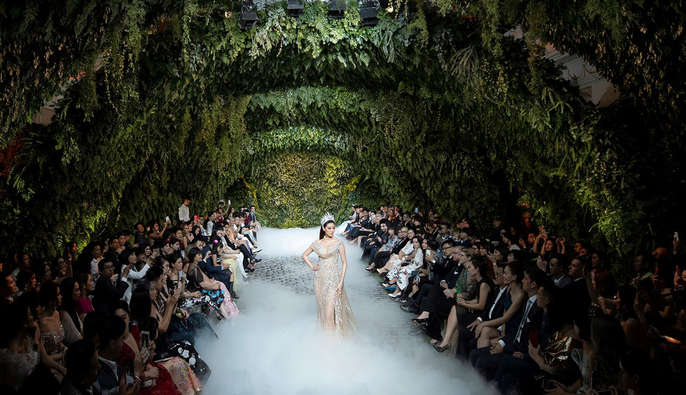 Đây là lần trở lại sàn diễn với vai trò mở màn của Hoa hậu Khánh Vân kể từ cuối năm ngoái 2019. (Ảnh: Kiếng Cận/Vietnam+)