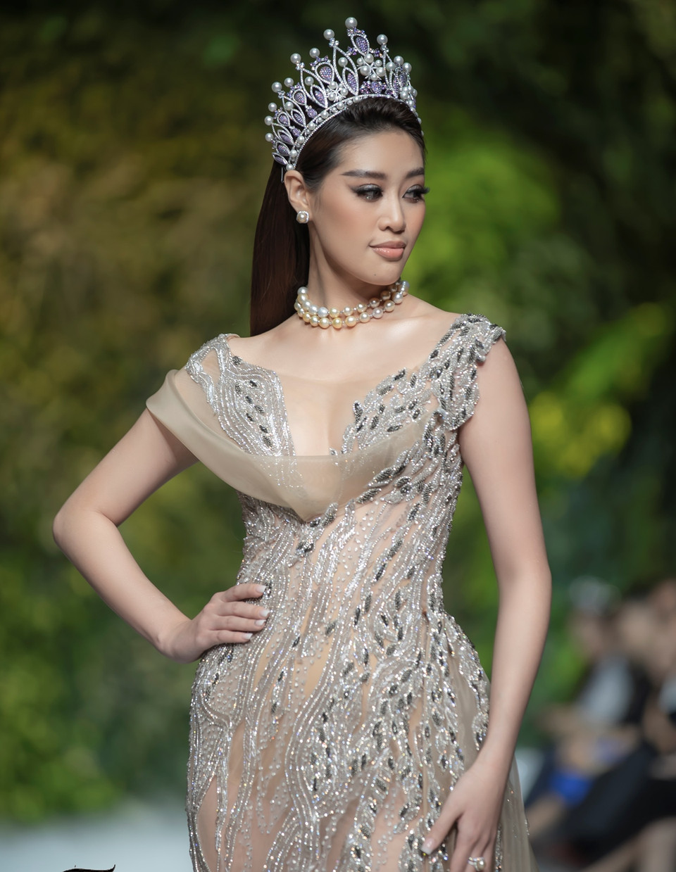 Trước đó, Hoa hậu Khánh Vân cũng có nhiều hoạt động tích cực hỗ trợ người dân trong mùa dịch COVID-19 như tặng nước rửa tay, tặng gạo và nhu yếu phẩm cần thiết, tặng khẩu trang cho tình nguyện viên tại các khu cách ly… (Ảnh: Kiếng Cận/Vietnam+)