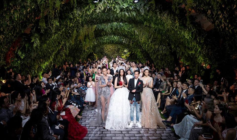 Nhà thiết kế Hoàng Hải cùng bộ sưu tập của mình.(Ảnh: Kiếng Cận/Vietnam+)