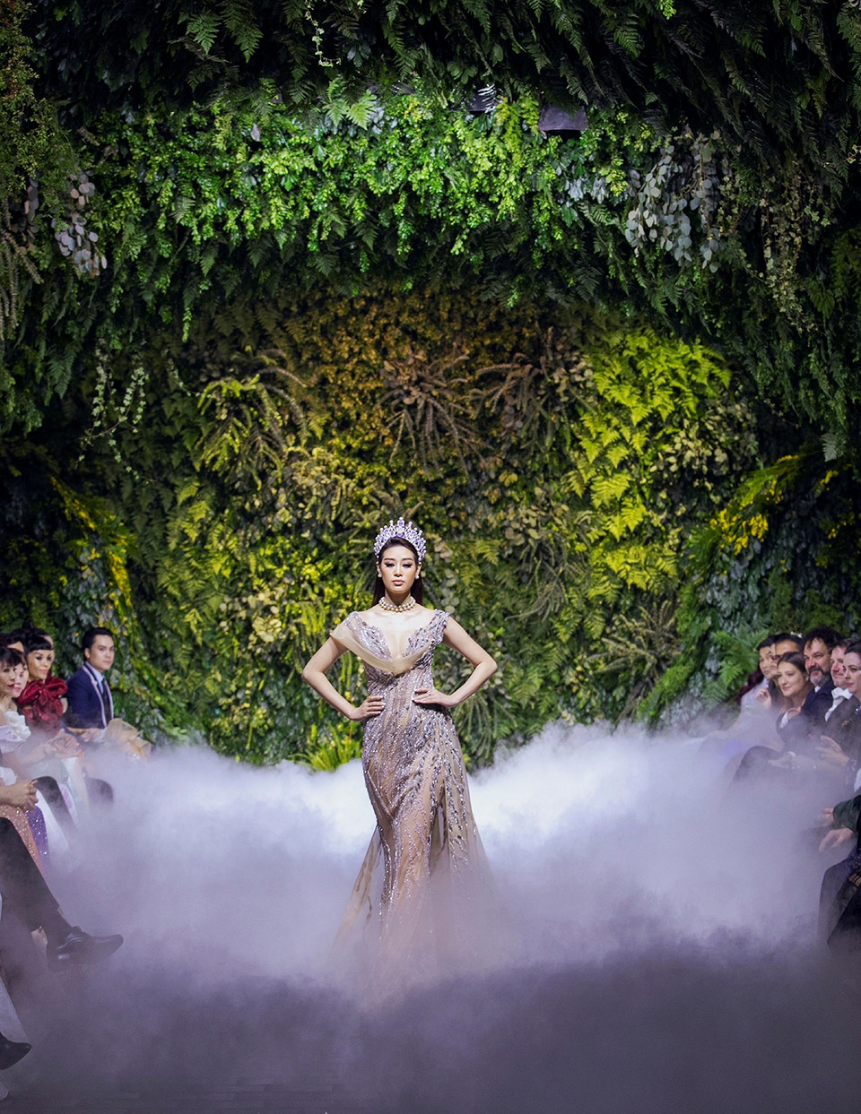 Xuất hiện ấn tượng trong trang phục của nhà thiết kế Hoàng Hải cùng chiếc vương miện Brave Heart quyền lực, Hoa hậu Khánh Vân đã cho giới mộ điệu thấy kỹ năng catwalk của mình bằng những bước đi đầy tự tin. (Ảnh: Kiếng Cận/Vietnam+)