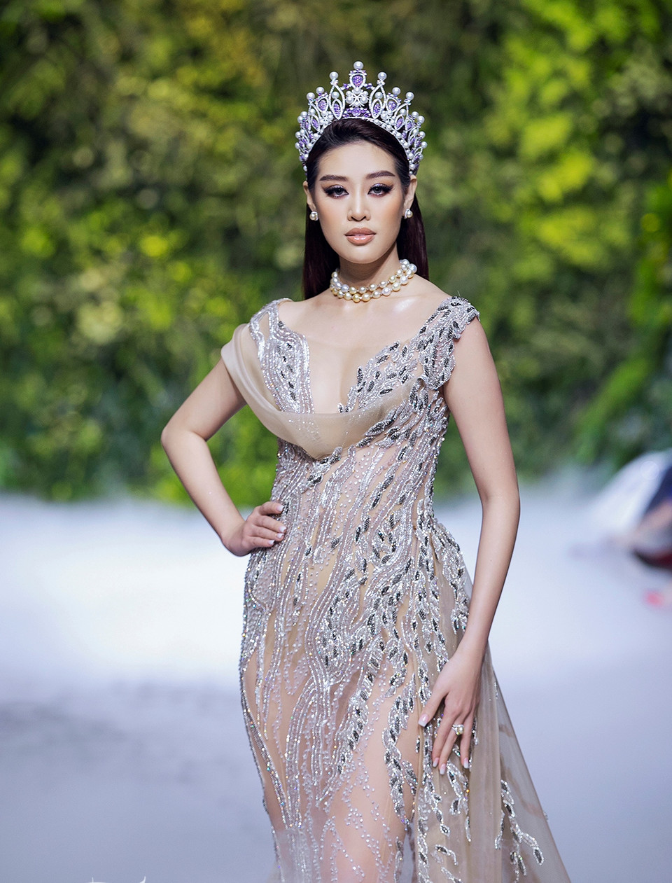 Dù không xa lạ với sàn catwalk nhưng đây là lần đầu tiên Hoa hậu Khánh Vân đội vương miện Brave Heart trình diễn cùng. (Ảnh: Kiếng Cận/Vietnam+)