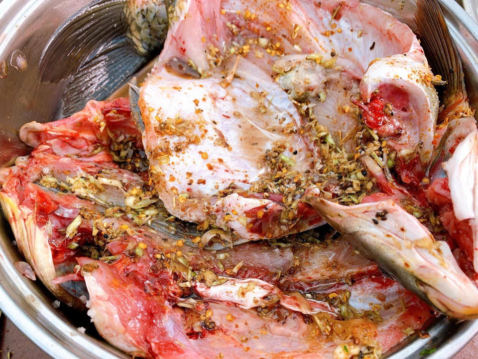 Pa Pỉnh Tộp là đặc sản của đồng bào người Thái ở vùng Tây Bắc. ‘Pa’ theo tiếng Thái có nghĩa là ‘cá suối,’ Pa Pỉnh Tộp có nghĩa là cá gập nướng, thường được làm từ những con cá suối, cá chép, cá trôi, cá trắm… sống ở vùng suối núi. (Ảnh: Xuân Mai/Vietnam+)