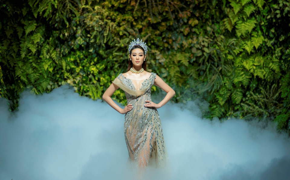 Ở cuối đêm diễn, bộ trang phục Hoa hậu Khánh Vân diện được đấu giá 10.000 USD, dành tặng cho trẻ em bị ảnh hưởng bởi dịch COVID-19. Hoa hậu Khánh Vân đã gửi lời cảm ơn chân thành đến tất cả những người tham gia đấu giá vì mục đích tốt đẹp cho cộng đồng. (Ảnh: Kiếng Cận/Vietnam+)