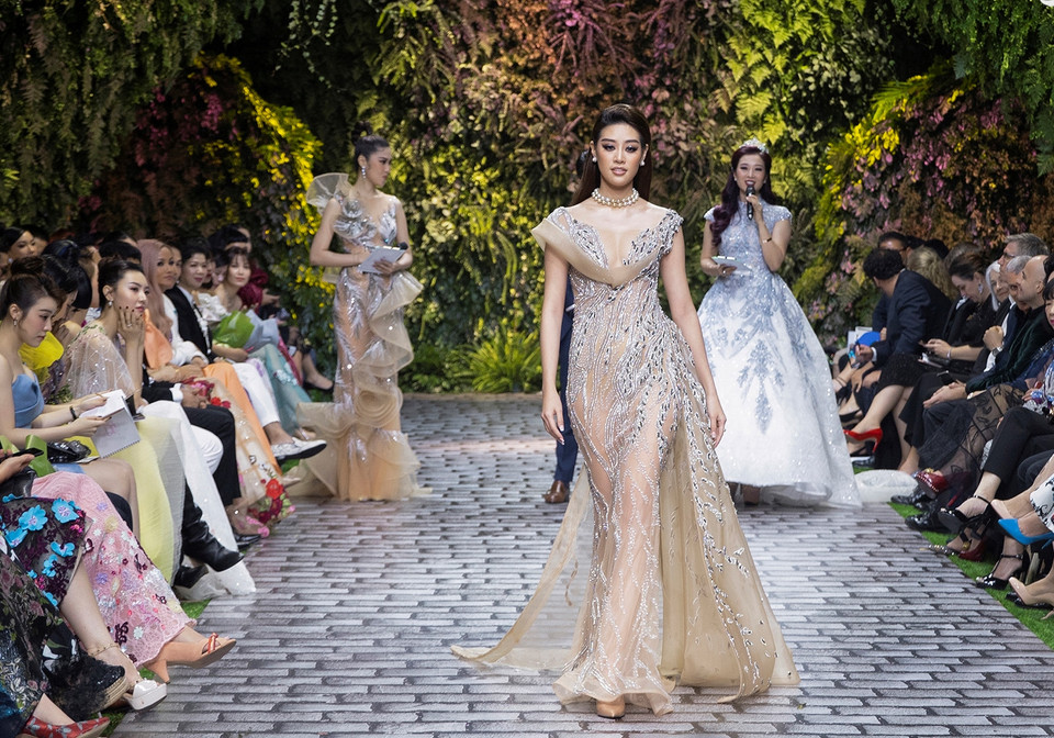 Cô chia sẻ: ‘Vương miện Brave Heart tối nay cùng Vân bước lên sàn diễn. Cảm xúc tự hào lắm. Vì mình đang là Hoa hậu Hoàn vũ Việt Nam, chứ không còn đơn thuần là một người mẫu như trước.’ (Ảnh: Kiếng Cận/Vietnam+)