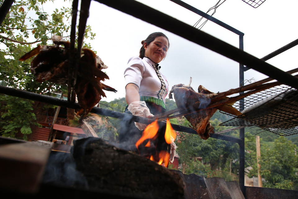 Chị Hà Thị Chiên, ở Bản Vặt, xã Mường Sang, huyện Mộc Châu, tỉnh Sơn La cho biết món ăn truyền thống này phải hội tụ đủ vị chua, cay, ngọt, mặn, đắng mà đặc biệt nhất là thơm nồng vị hạt dổi và thường được làm để thết đãi khách quý. (Ảnh: Nam Nguyễn/Vietnam+)