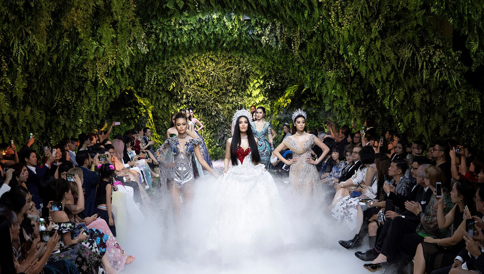 Ba người đẹp đã có màn trình diễn ăn ý trên dàn diễn bộ sưu tập 'Thương.' (Ảnh: Kiếng Cận/Vietnam+)