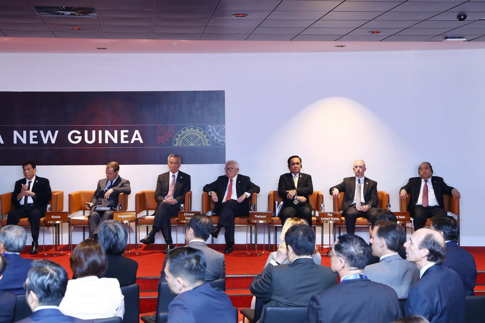 Thủ tướng Nguyễn Xuân Phúc (ngoài cùng, bên phải) tham dự Đối thoại giữa các nhà lãnh đạo APEC với ABAC. (Ảnh: Thống Nhất/TTXVN)