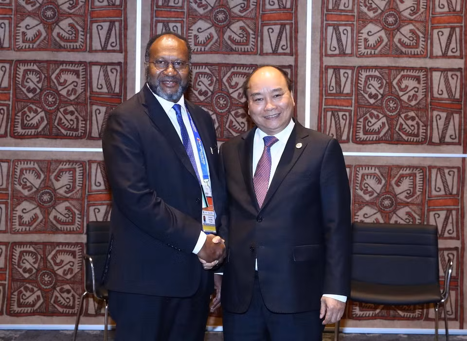 Thủ tướng Nguyễn Xuân Phúc gặp song phương Thủ tướng Vanuatu, ngài Charlot Salwai. (Ảnh: Thống Nhất/TTXVN)