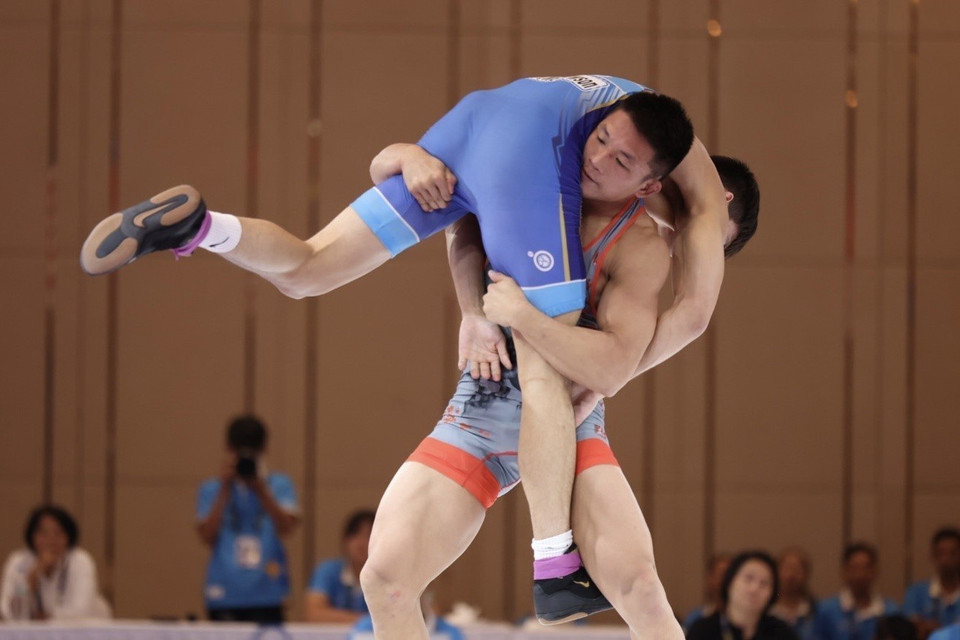 Vận động viên Ngô Thế Sao (phải) giành huy chương Vàng môn Vật ở hạng cân 70kg nam. Đây là huy chương Vàng thứ 134 cho Đoàn Thể thao Việt Nam. (Ảnh: Minh Quyết/TTXVN)