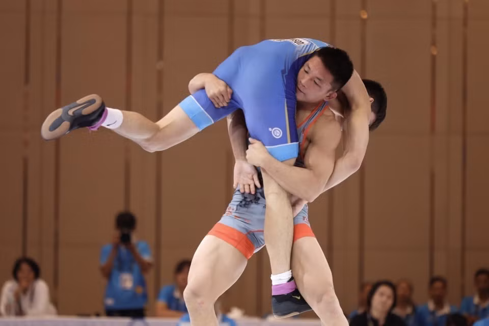 Vận động viên Ngô Thế Sao (phải) giành huy chương Vàng môn Vật ở hạng cân 70kg nam. Đây là huy chương Vàng thứ 134 cho Đoàn Thể thao Việt Nam. (Ảnh: Minh Quyết/TTXVN)