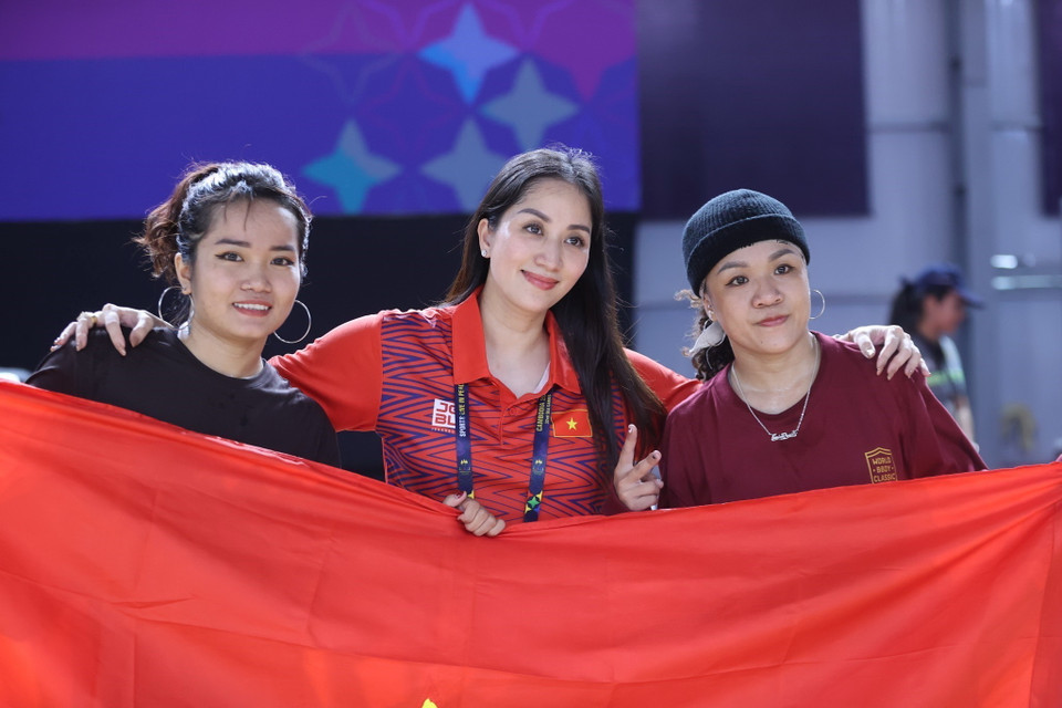 Vận động viên Dancesport Trần Huỳnh Như (nghệ danh Shun) (trái) giành huy chương Vàng và vận động viên Nguyễn Thị Hồng Trâm (nghệ danh Tinie Rawk) giành huy chương Bạc cùng huấn luyện viên Khánh Thi (giữa). (Ảnh: Hoàng Linh/TTXVN)