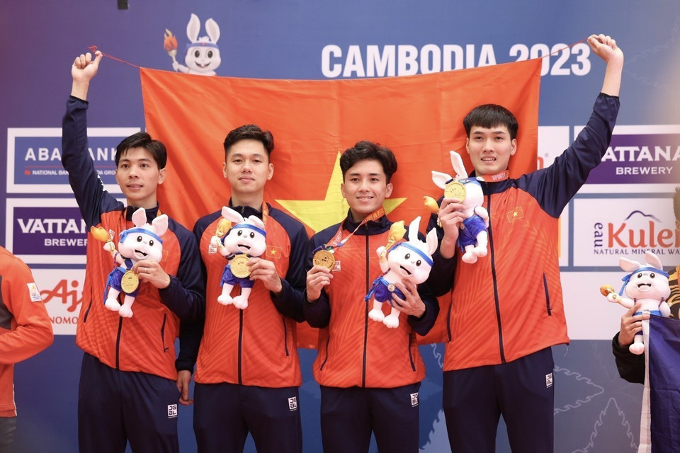 Đội tuyển Đấu kiếm Việt Nam giành huy chương Vàng nội dung Kiếm liễu đồng đội nam sau khi xuất sắc vượt qua các Vận động viên Singapore ở trận chung kết với tỉ số 45-37, giành huy chương Vàng thứ 128 cho Đoàn Thể thao Việt Nam. (Ảnh: Minh Quyết/TTXVN)