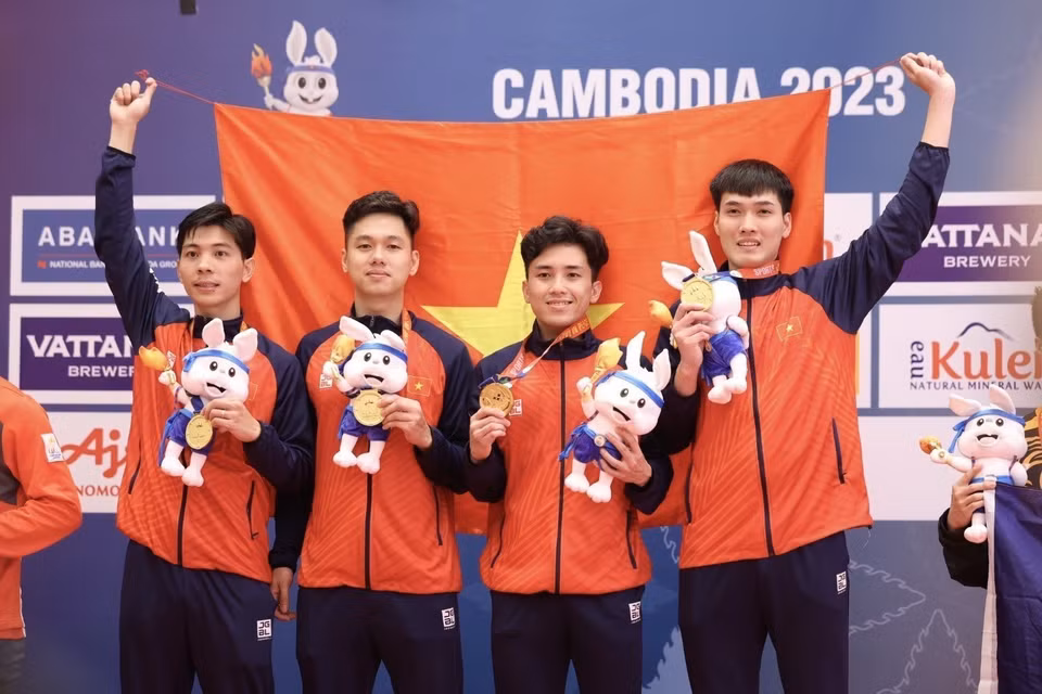 Đội tuyển Đấu kiếm Việt Nam giành huy chương Vàng nội dung Kiếm liễu đồng đội nam sau khi xuất sắc vượt qua các Vận động viên Singapore ở trận chung kết với tỉ số 45-37, giành huy chương Vàng thứ 128 cho Đoàn Thể thao Việt Nam. (Ảnh: Minh Quyết/TTXVN)