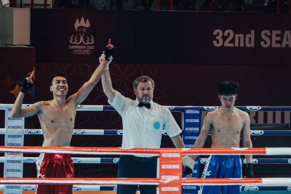 Vận động viên Nguyễn Xuân Phương (trái) giành huy chương Vàng môn Kickboxing ở hạng cân dưới 60kg Nam. (Ảnh: TTXVN phát)