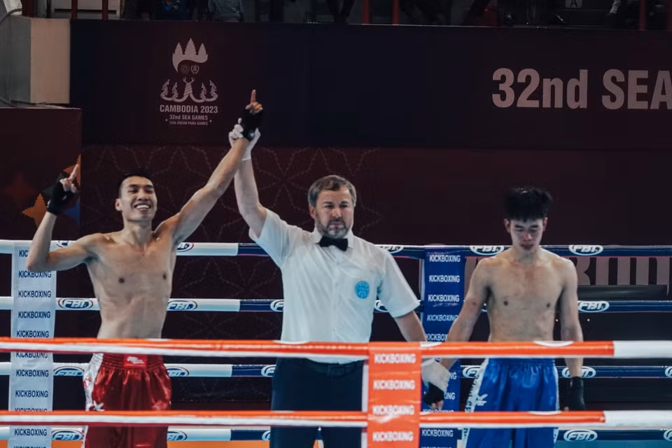 Vận động viên Nguyễn Xuân Phương (trái) giành huy chương Vàng môn Kickboxing ở hạng cân dưới 60kg Nam. (Ảnh: TTXVN phát)