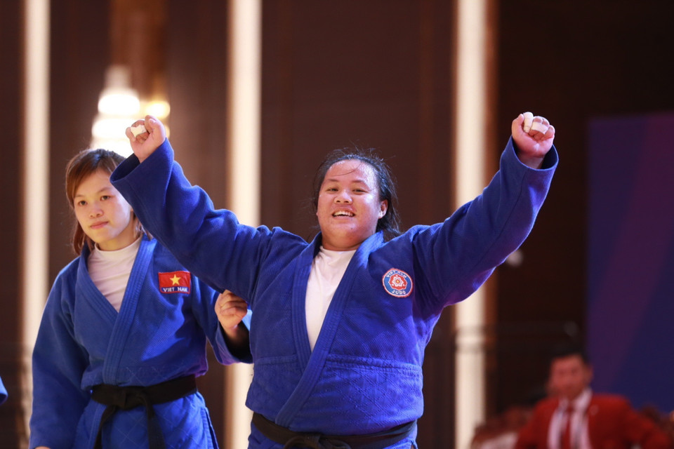 Đội tuyển Judo Việt Nam đánh bại đội Thái Lan ở nội dung Đồng đội hỗn hợp với tỷ số 4-3, mang về huy chương Vàng thứ 131 cho Đoàn Thể thao Việt Nam. (Ảnh: TTXVN)