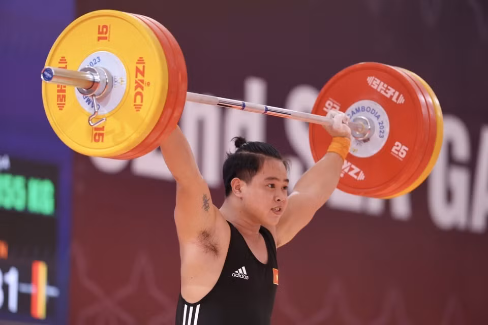 Vận động viên Nguyễn Quốc Toàn xuất sắc giành huy chương Vàng môn Cử tạ hạng 89kg Nam, phá kỷ lục SEA Games. (Ảnh: Minh Quyết/TTXVN)