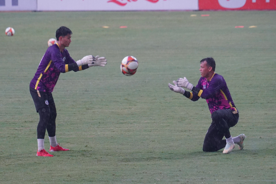 Bộ đôi thủ môn Văn Chuẩn và Tấn Trường luyện bài tập phản xạ. (Ảnh: Việt Anh/Vietnam+)