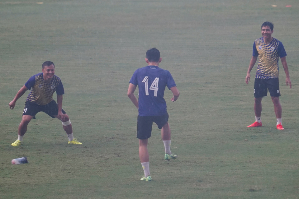 Lão tướng Thành Lương (trái) vẫn đóng vai trò quan trọng khi Hà Nội thiếu hụt lực lượng ở tuyến giữa. (Ảnh: Việt Anh/Vietnam+)