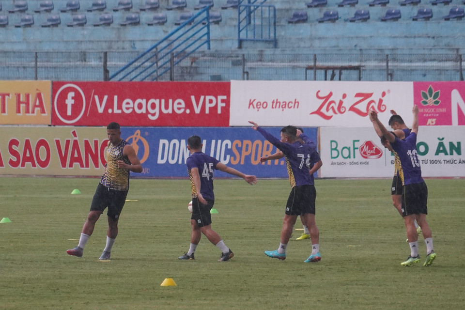 Các cầu thủ khởi động trước khi bước vào những bài tập kỹ thuật. (Ảnh: Việt Anh/Vietnam+)