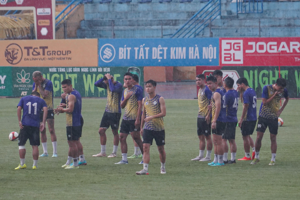 Sau nhiều ngày nắng nóng kéo dài, sân vận động Hàng Đẫy bất ngờ đón cơn mưa nặng hạt đúng vào thời điểm toàn đội ra sân tập luyện. (Ảnh: Việt Anh/Vietnam+)