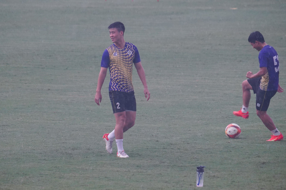 Trung vệ Duy Mạnh (số 2) là một trong bốn cầu thủ của câu lạc bộ Hà Nội có tên trong danh sách triệu tập của Đội tuyển Việt Nam cho loạt trận giao hữu trong tháng Sáu. (Ảnh: Việt Anh/Vietnam+)