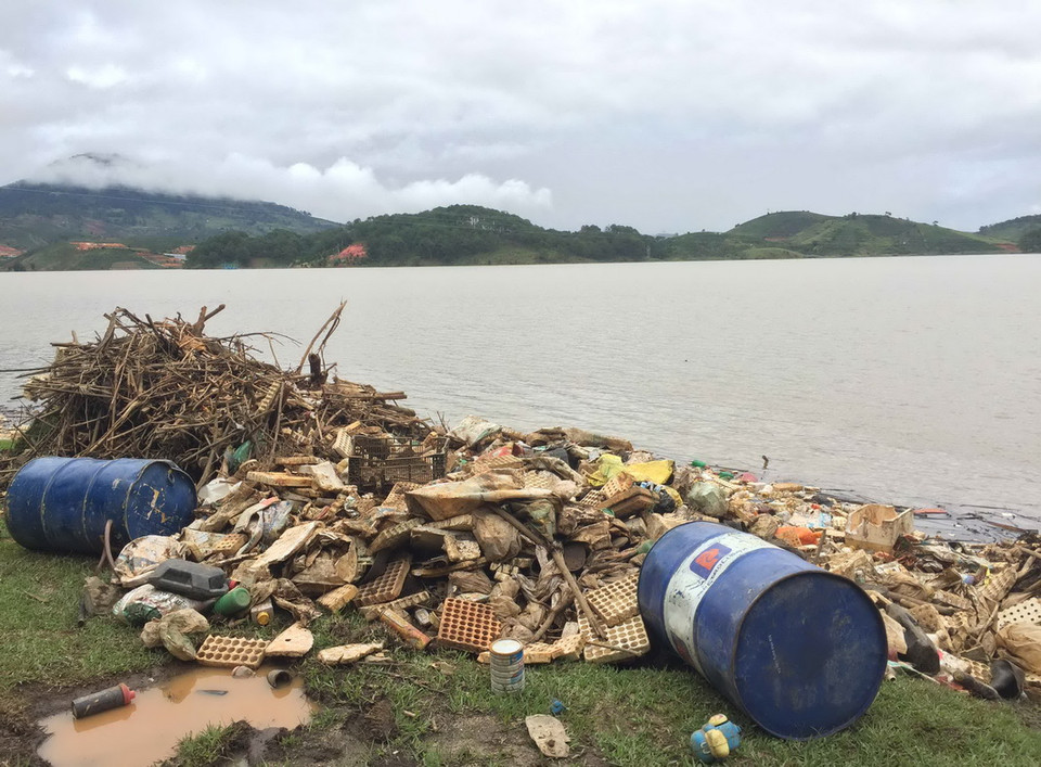 Vào đầu mùa mưa, hồ Đankia-Suối Vàng (huyện Lạc Dương, Lâm Đồng) lại tràn ngập rác từ thượng nguồn đổ về. (Ảnh: Nguyễn Dũng/TTXVN)