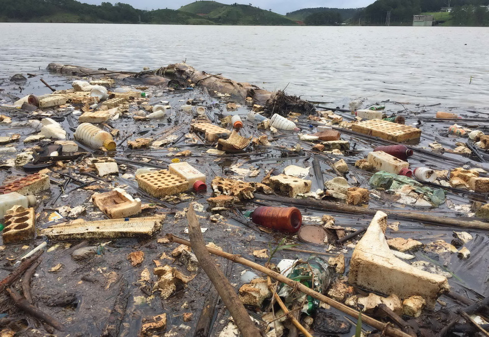 Các loại rác thải từ các khu sản xuất nông nghiệp như vỉ xốp, bao nilon, vỏ chai thuốc trừ sâu… tiềm ẩn nhiều nguy cơ gây ô nhiễm cho nguồn nước. (Ảnh: Nguyễn Dũng/TTXVN)