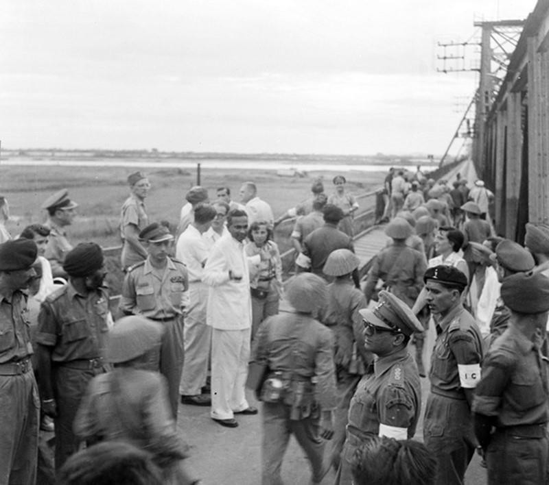 Một đơn vị bộ đội ta qua cầu Long Biên vào tiếp quản Hà Nội trước sự chứng kiến của đoàn Ủy ban quốc tế thi hành Hiệp định Geneva và quan sát viên quốc tế, chiều 9/10/1954. (Ảnh: Tư liệu TTXVN)